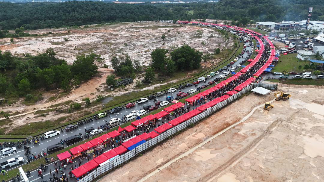 Suasana orang ramai berbuka puasa di ruang makan berkonsepkan “healing”