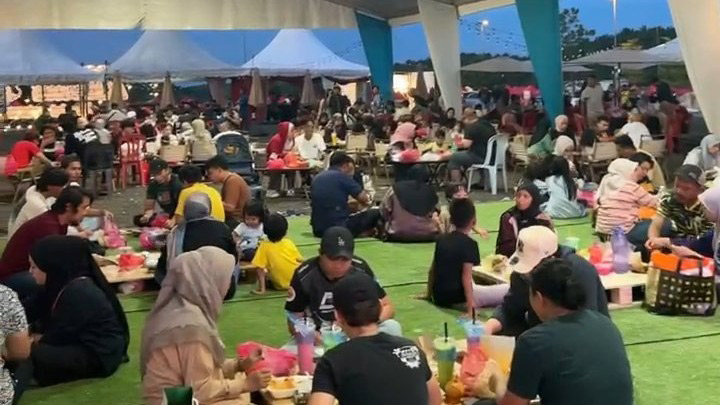 Suasana orang ramai berbuka puasa di ruang makan berkonsepkan “healing”